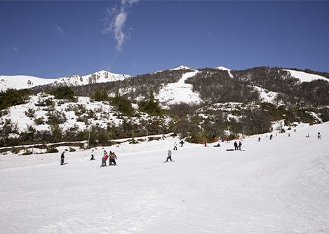 Several groups of skiers on the snow at the Cerro Catedral ski resort in Bariloche.
