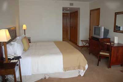 Hotel Los Cauquenes - kingsize bed 2
