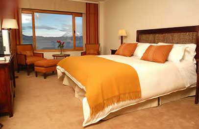 Hotel Los Cauquenes - kingsize bed 3