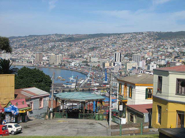 A panoramic view of Valparaíso as seen from near one of the city's ascensores (funiculars).