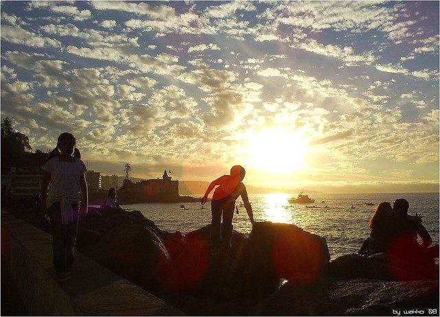 A beautiful sunset at Reñaca Beach – a ideal complement to a busy Chile vacation in Santiago.