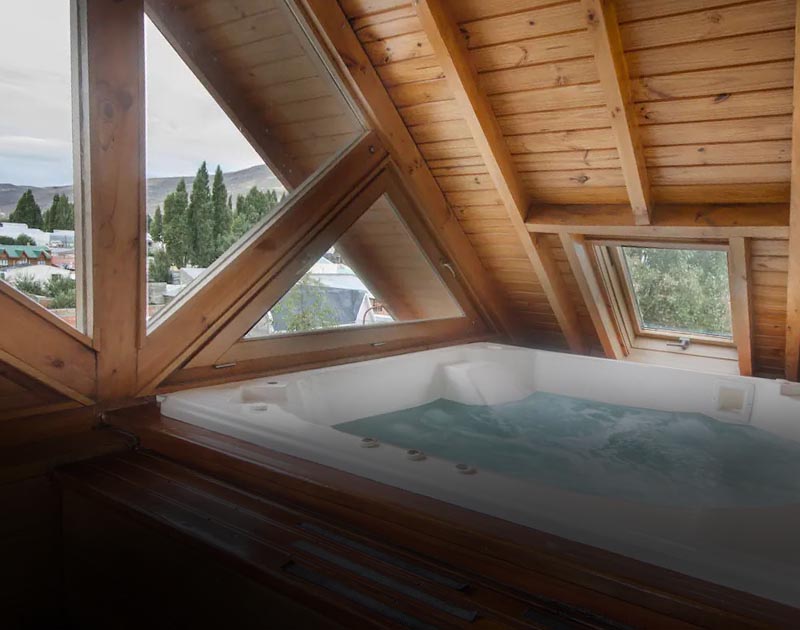 A jacuzzi under a cabin-style wood ceiling at the Kosten Aike hotel in El Calafate.