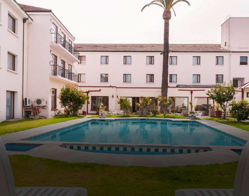 An outdoor swimming pool in the courtyard of the Hotel Francisco de Aguirre in La Serena.