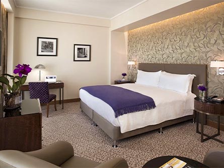 A room featuring modern decor with a purple motif at the Alvear Art Hotel in Buenos Aires.