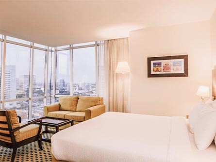 A cozy room with a view of the skyline at the Courtyard by Marriott in Guayaquil.