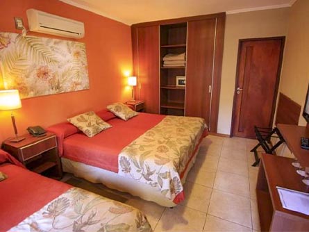 A cozy double room with a jungle motif at the Jardin de Iguazu Hotel in Puerto Iguazu.