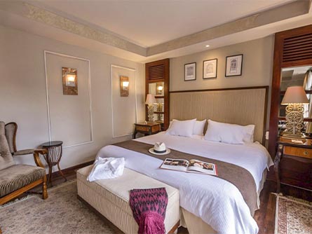 A cozy room with elegant decor and furnishings at the Mansion Alcazar hotel in Cuenca.