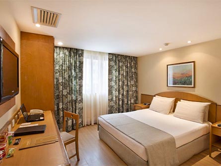 A cozy room with wood flooring and furniture at the Martinique Copa Hotel in Rio de Janeiro.