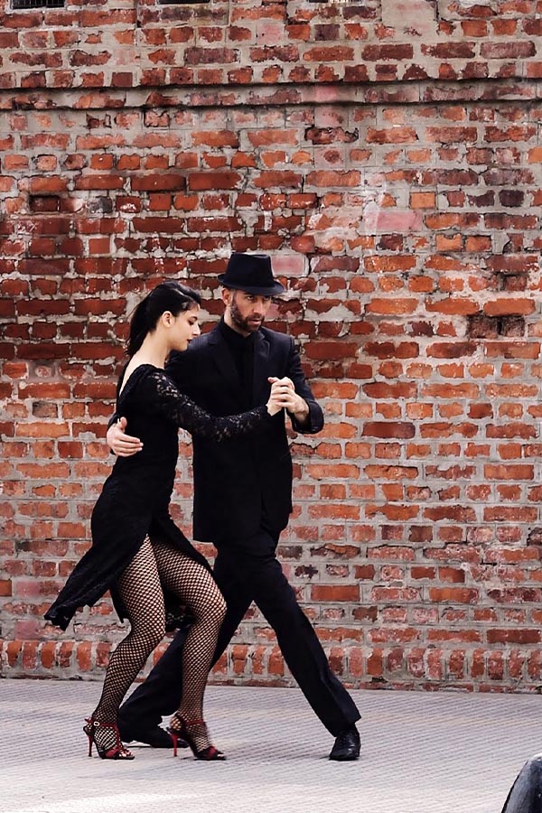 buenos-aires-couple-dancing-tango-on-the-streets