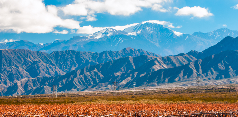 A wide stretch of beautiful mountains