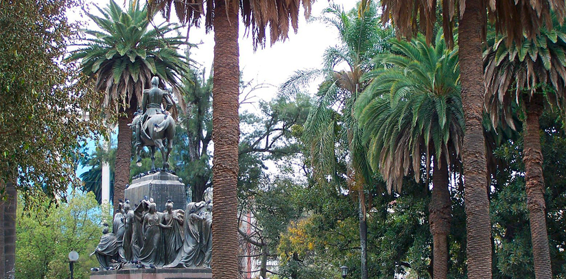 Saltas Leafy Plaza 9 de Julio, with many palm trees and a statue