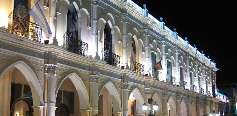 Saltas Museo de Arquelogia de Alta Montana lit up at nighttime