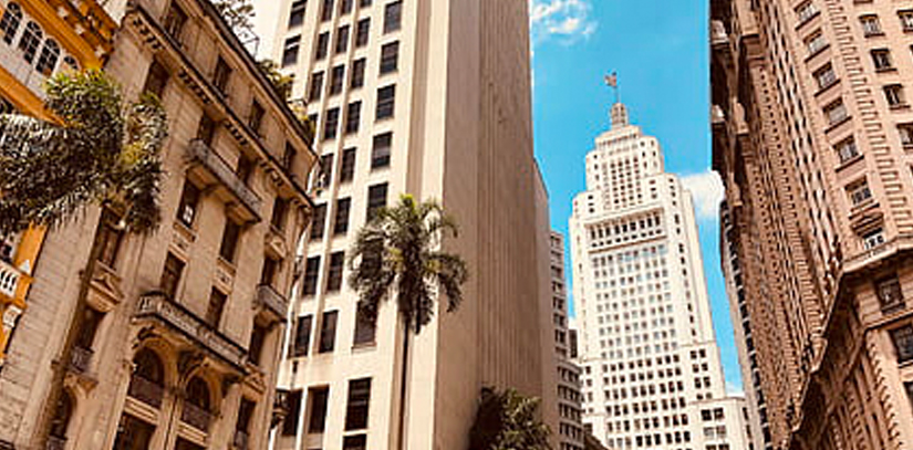 The tall BANESPA building surrounded by palm trees